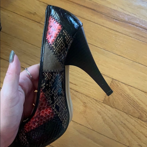 Printed, stitched heels - Picture 3 of 3